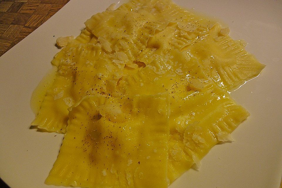 Ravioli mit Trüffel - Käsefüllung