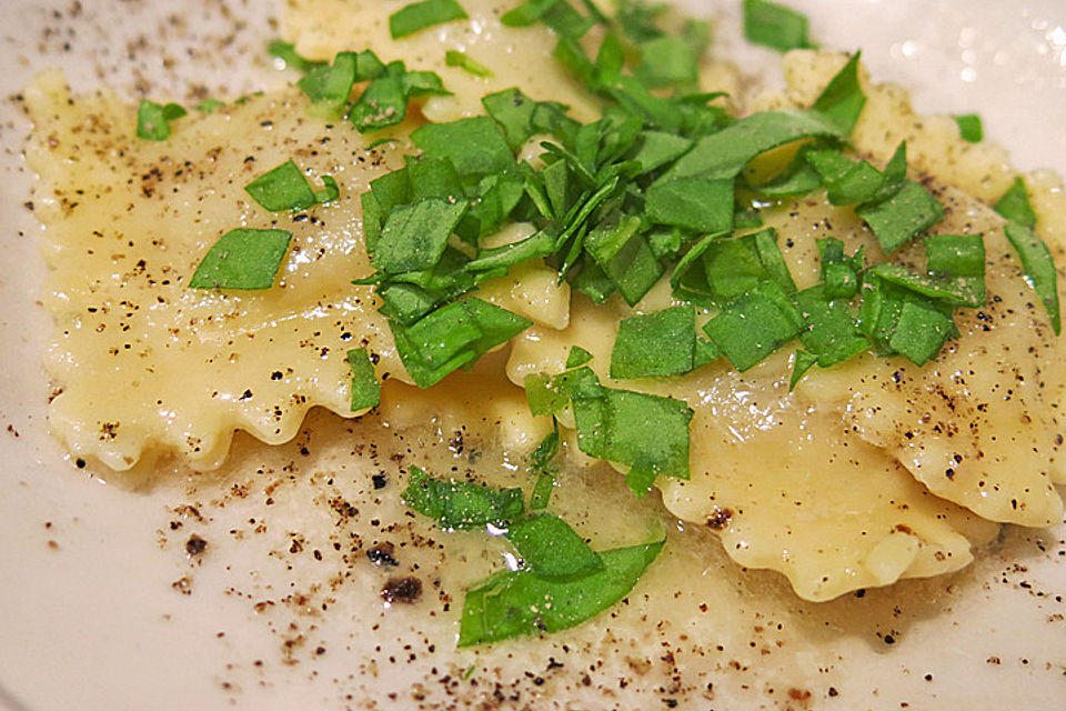 Ravioli mit Trüffel - Käsefüllung