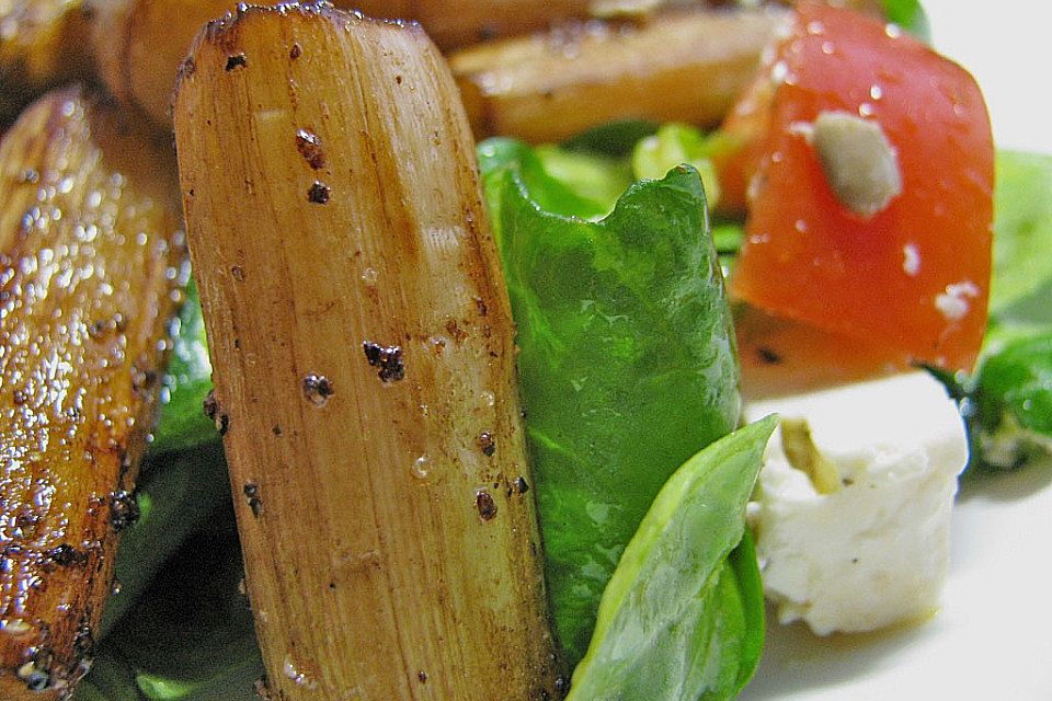 Feldsalat mit gebratenem Spargel