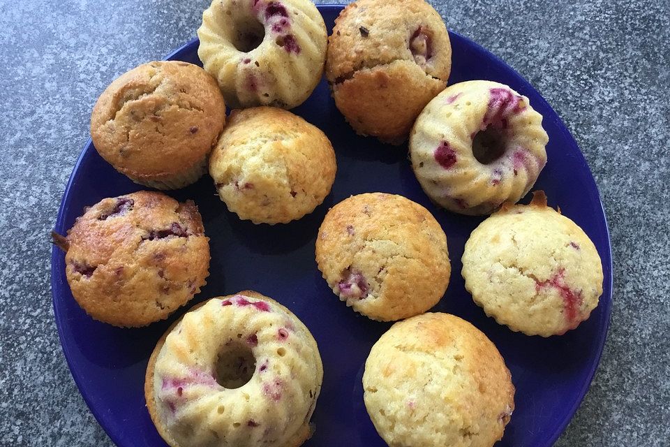 Beerenmuffins mit Frischkäsehaube