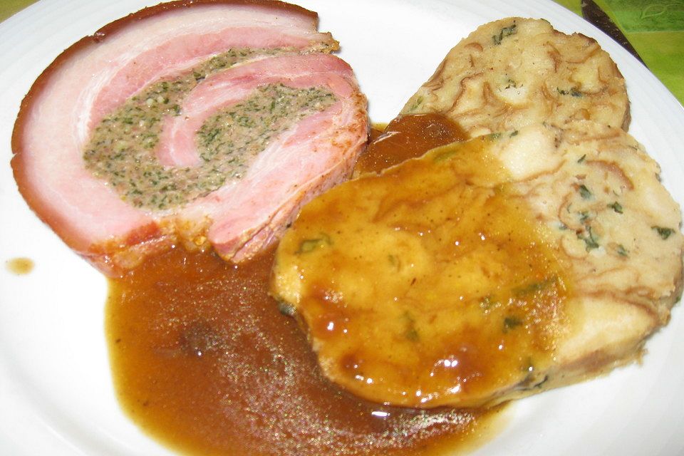 Gefüllter Schweinebauch mit Kruste