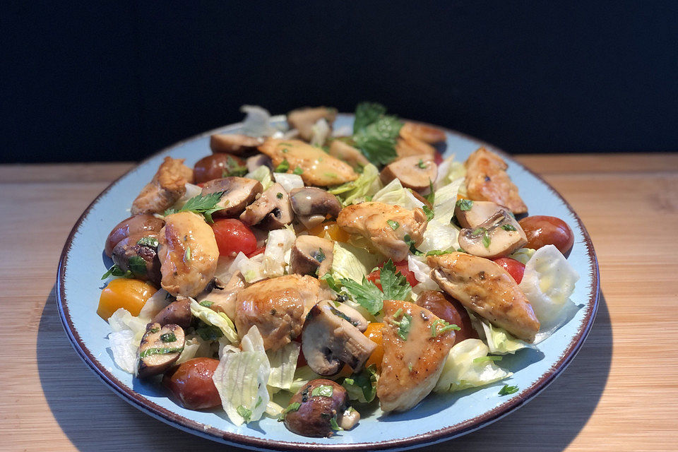 Salat mit Hähnchenstreifen