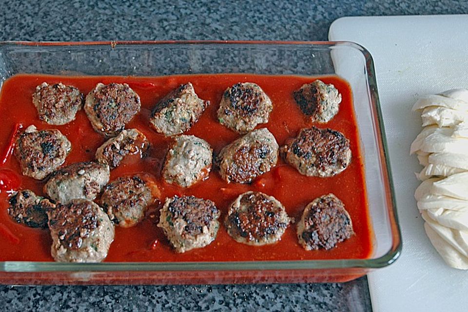 Spagetti mit überbackenen Hackfleischbällchen