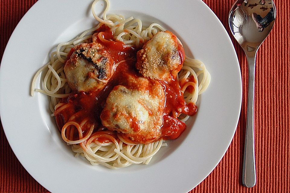 Spagetti mit überbackenen Hackfleischbällchen