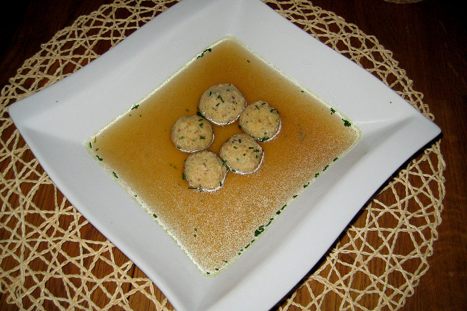 Haselnussklößchen in Bouillon