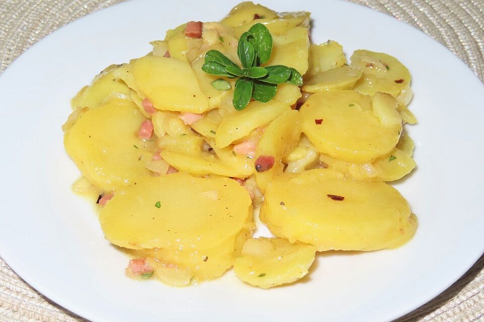 Kartoffelsalat mit Speckwürfeln