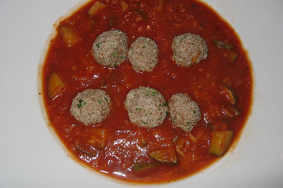 Schnelle Tomatensuppe mit Hackbällchen