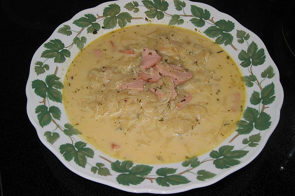 Sauerkraut-Wurstsuppe