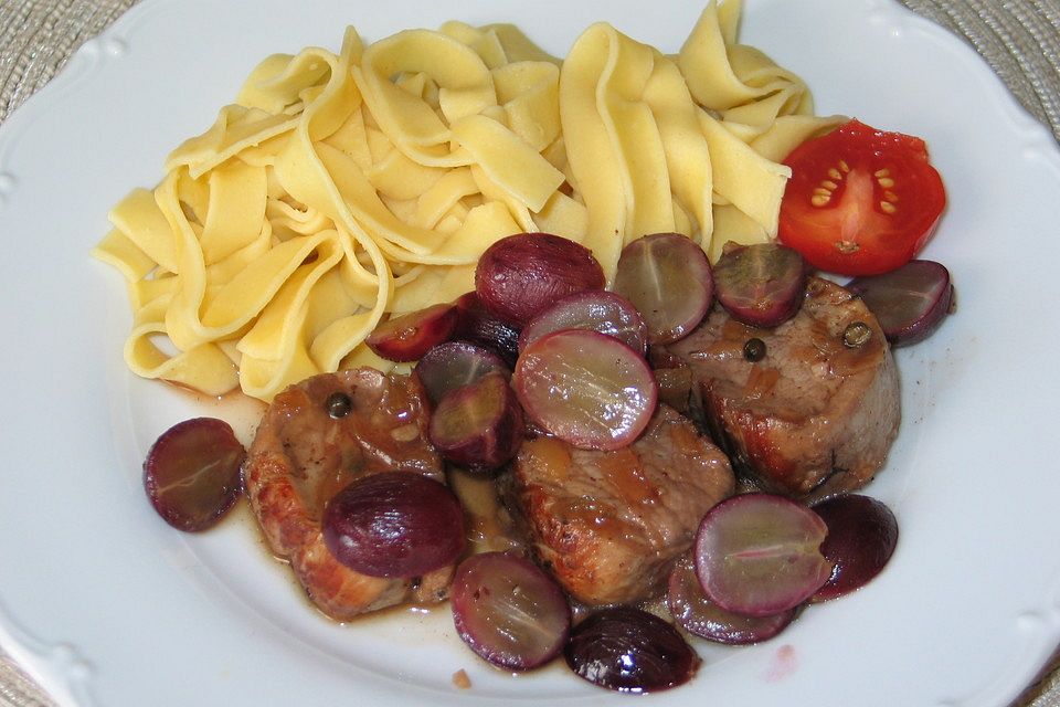 Schweinefilet mit blauen Trauben