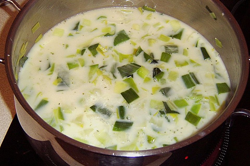 Lauchcremesuppe mit Salamiklößchen