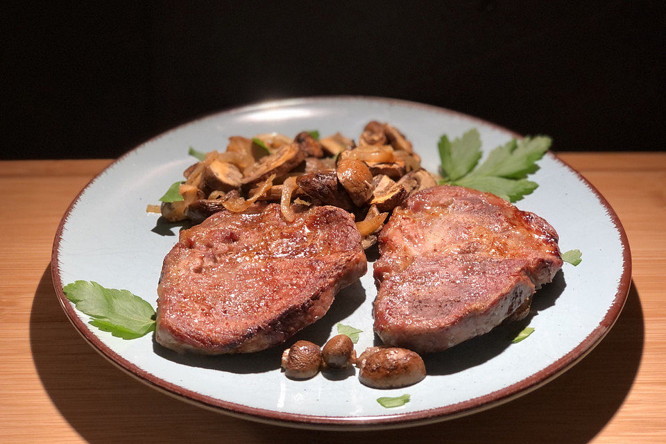 Eingelegte Nackensteaks