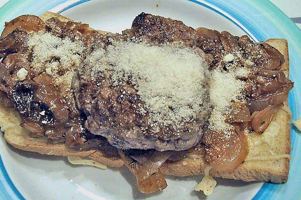 Zwiebelhacksteak auf Käsetoast