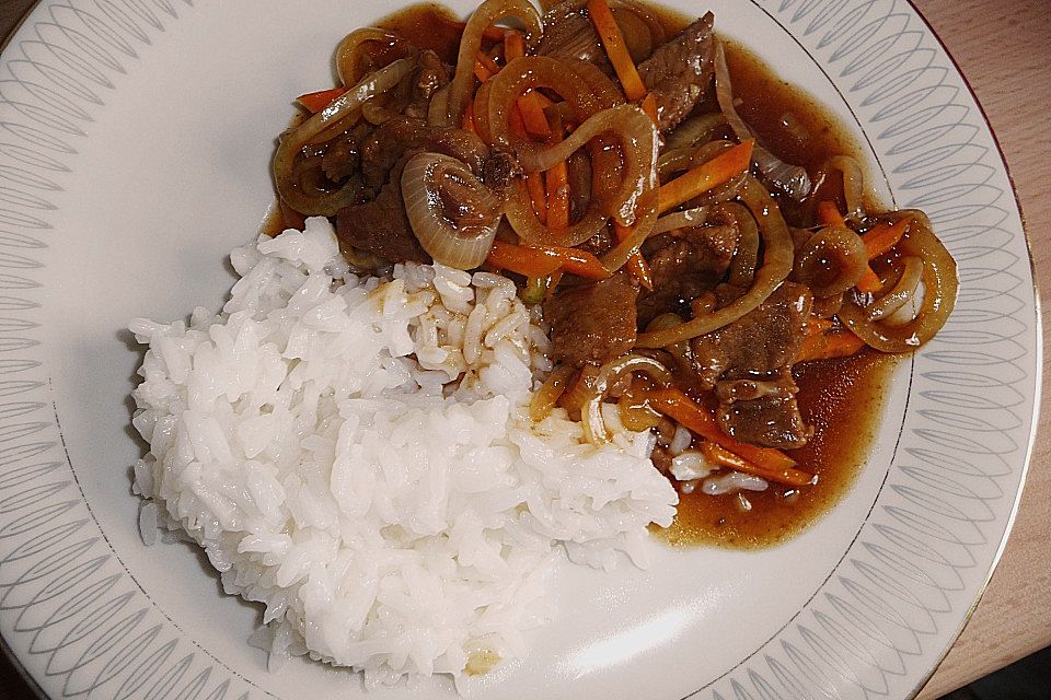 Rindfleisch mit Zwiebeln