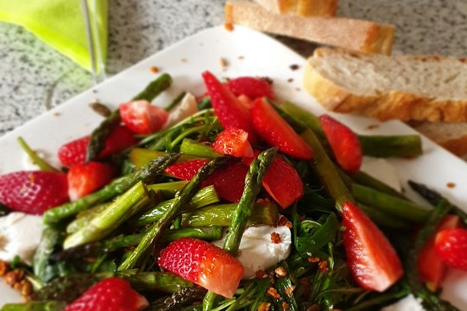 Grüner Spargel mit Erdbeeren