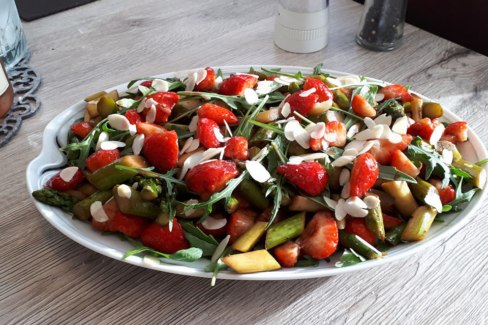 Grüner Spargel mit Erdbeeren