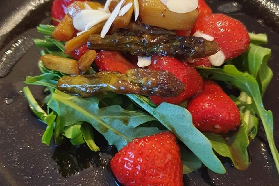 Grüner Spargel mit Erdbeeren