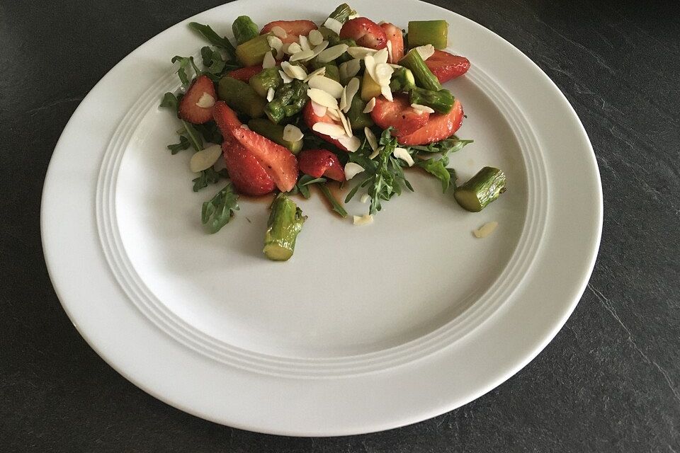 Grüner Spargel mit Erdbeeren