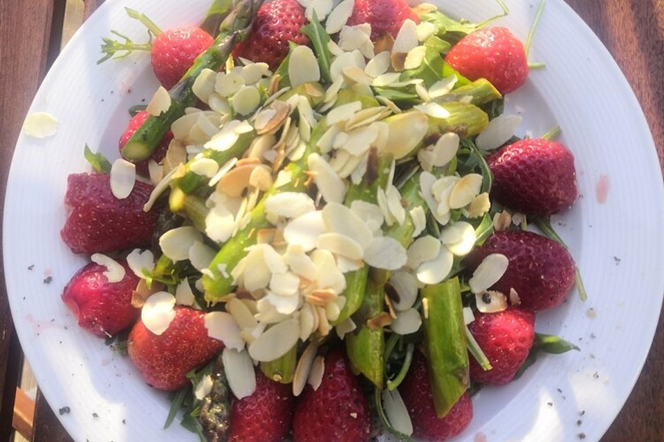 Grüner Spargel mit Erdbeeren