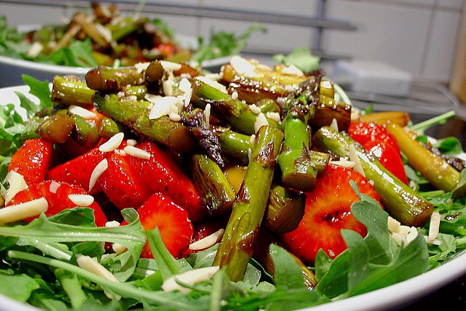 Grüner Spargel mit Erdbeeren