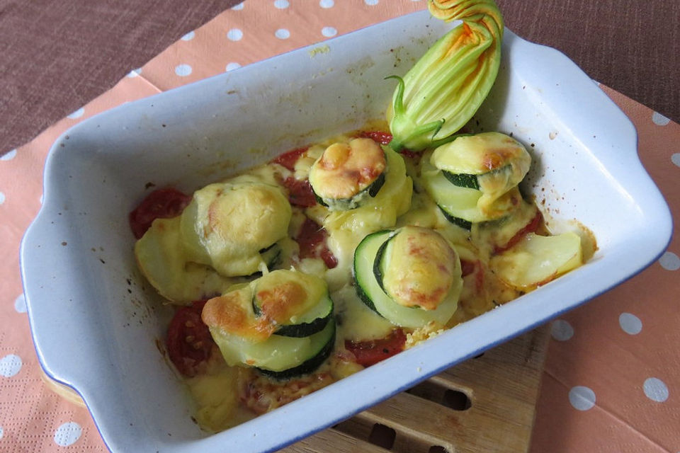 Überbackene Zucchini auf Tomaten