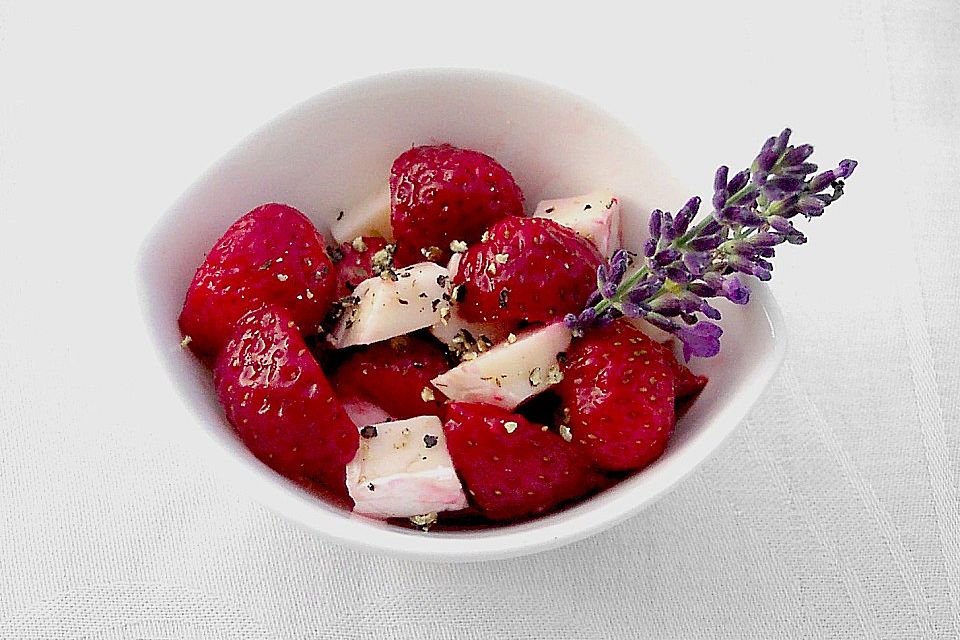 Pfeffrige Erdbeeren mit Brie