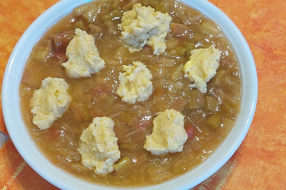 Rhabarbersuppe mit Grießklößen