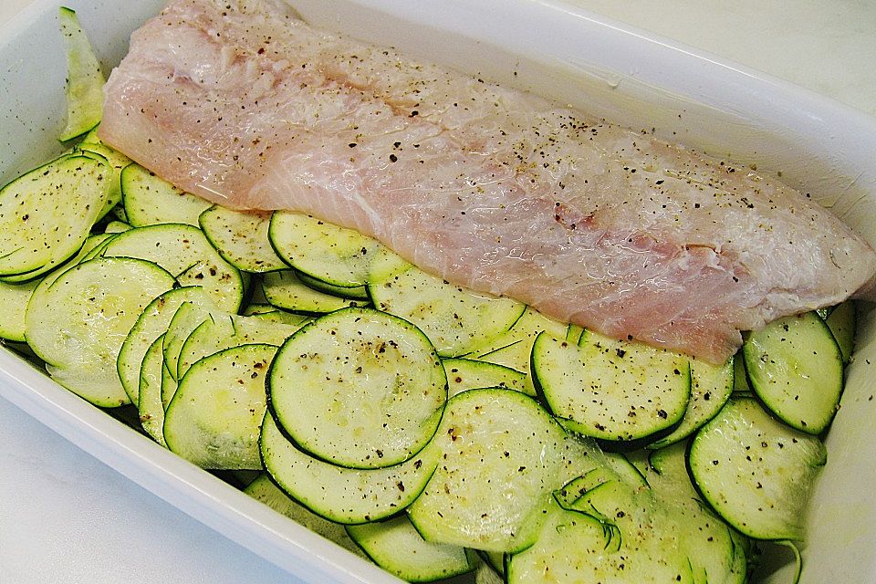 Seelachsfilet auf Zucchinibett