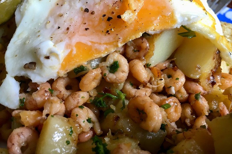 Fischerfrühstück mit Spiegeleiern