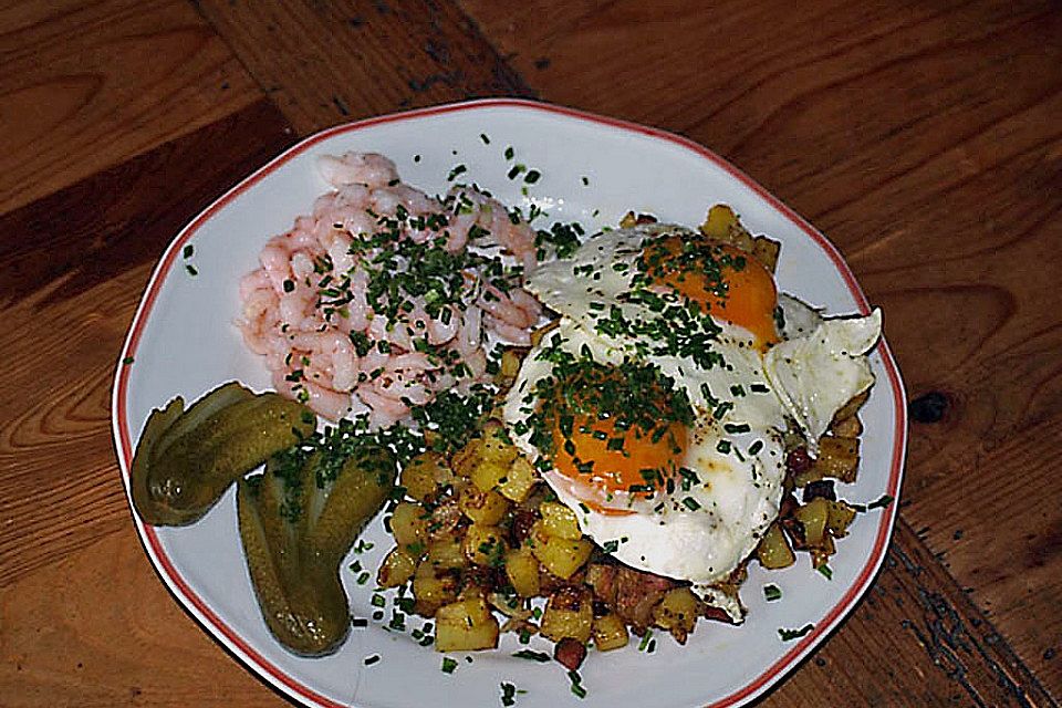 Fischerfrühstück mit Spiegeleiern