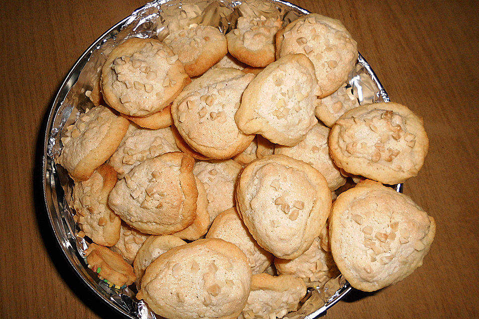 Buttergebäck mit Mandelhaube