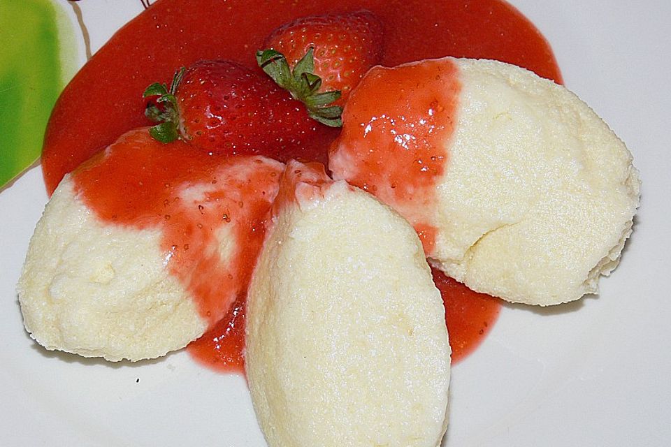 Topfenknödel mit Erdbeersauce