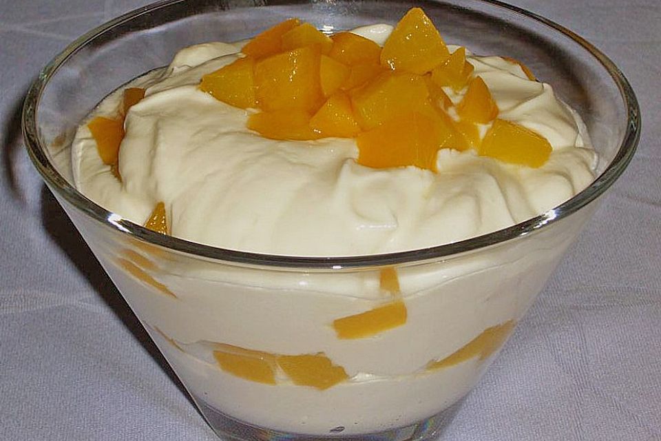 Topfencreme mit Früchten