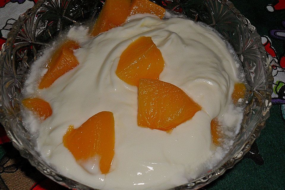 Topfencreme mit Früchten