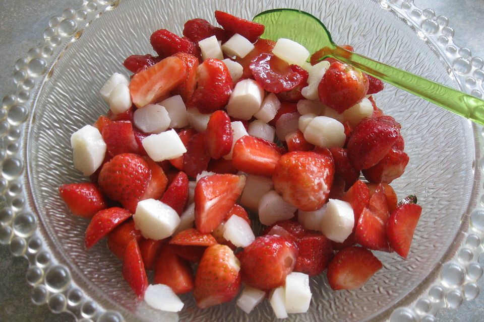 Spargelsalat mit Erdbeeren