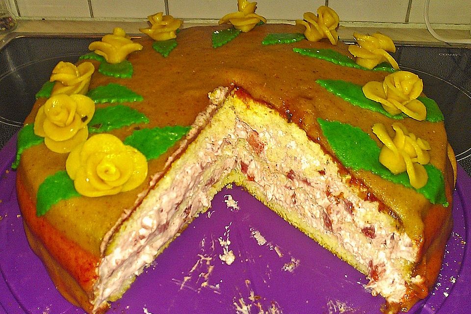 Erdbeertorte mit Marzipanhülle