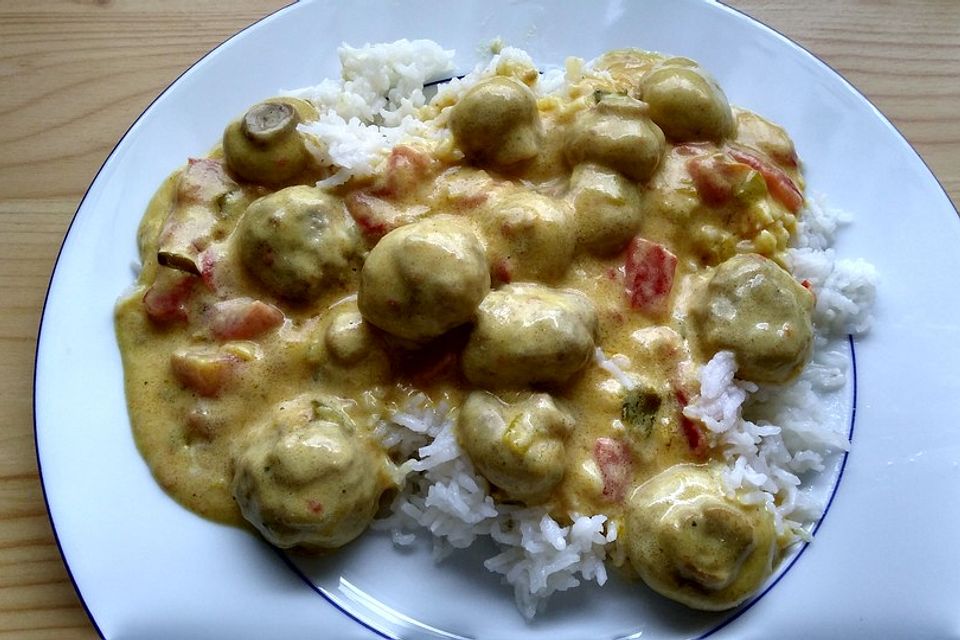 Hackklöße in Curry - Sahnesoße