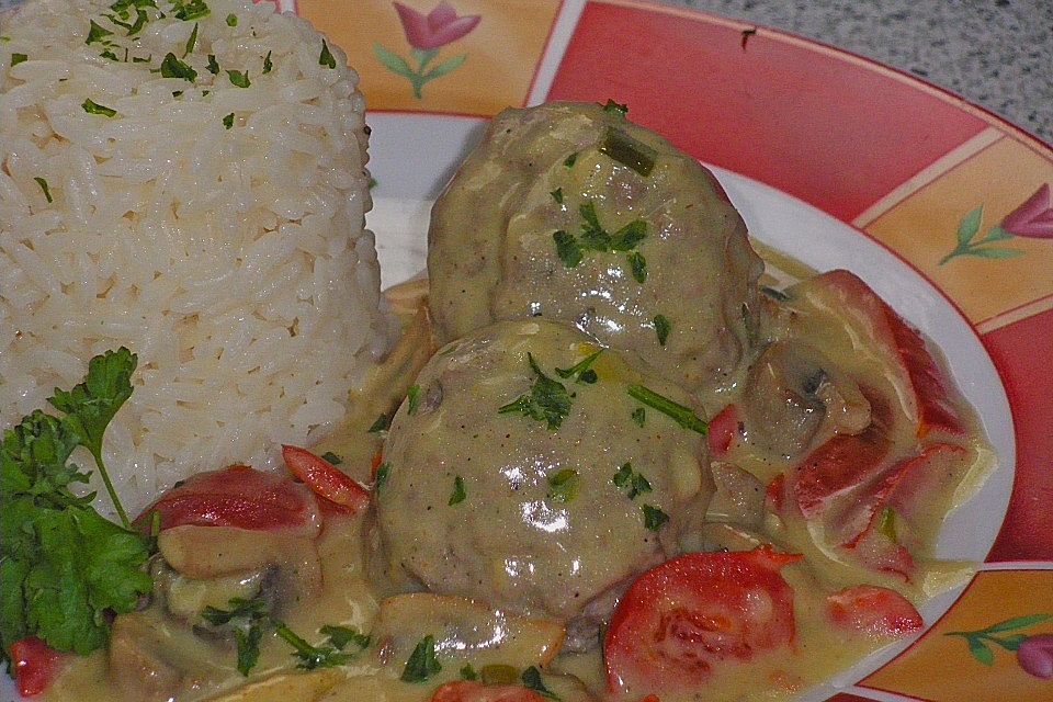 Hackklöße in Curry - Sahnesoße