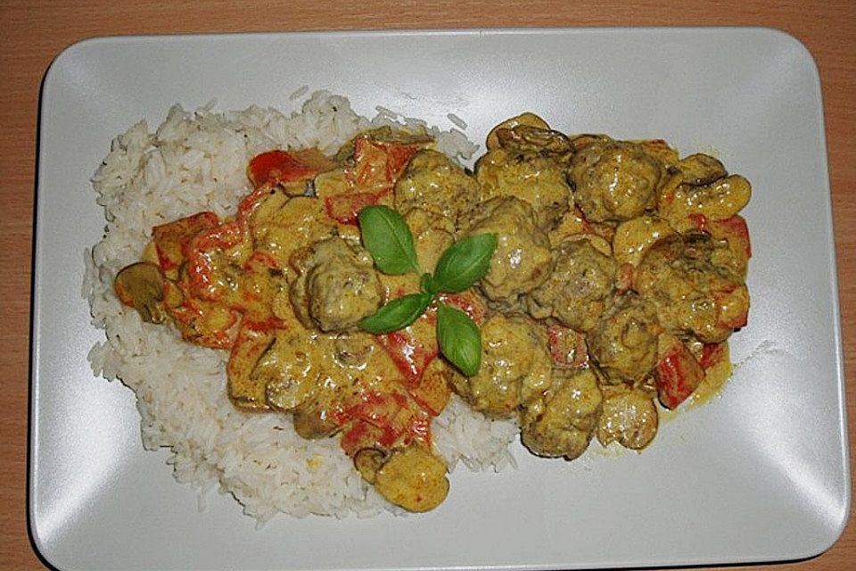 Hackklöße in Curry - Sahnesoße