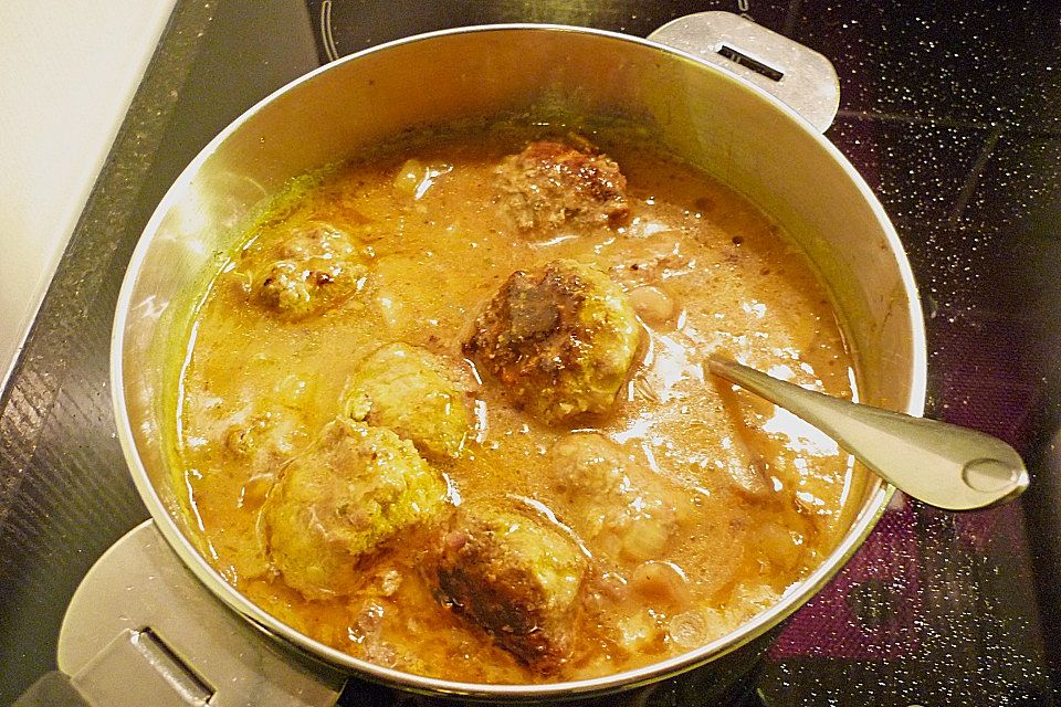 Hackklöße in Curry - Sahnesoße