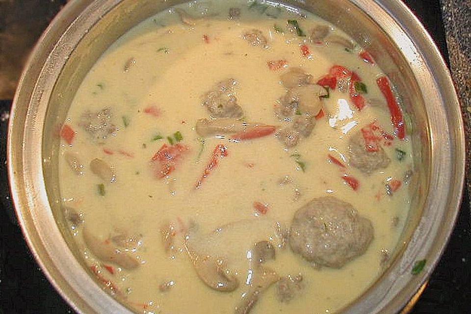 Hackklöße in Curry - Sahnesoße