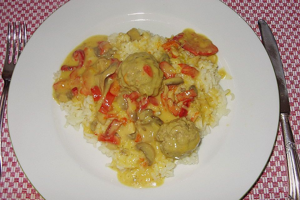 Hackklöße in Curry - Sahnesoße