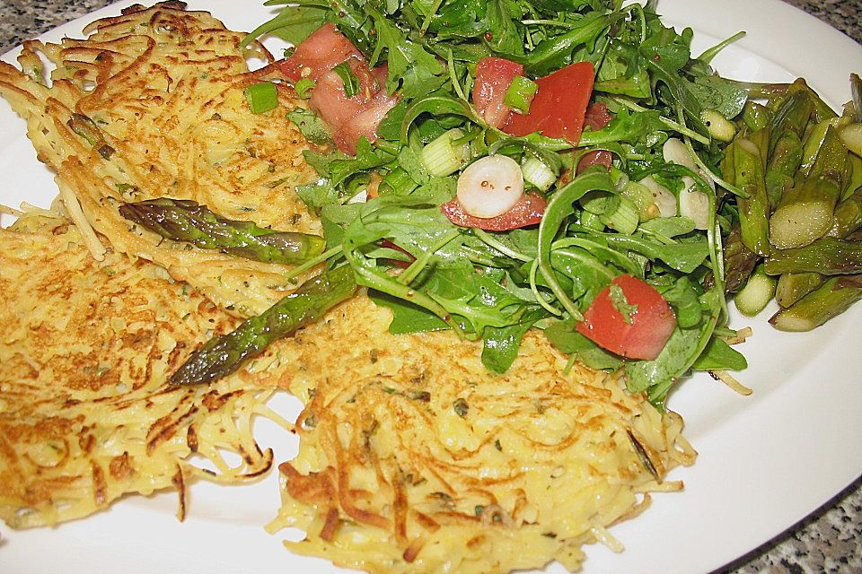 Spaghetti - Omelette mit Rucolasalat