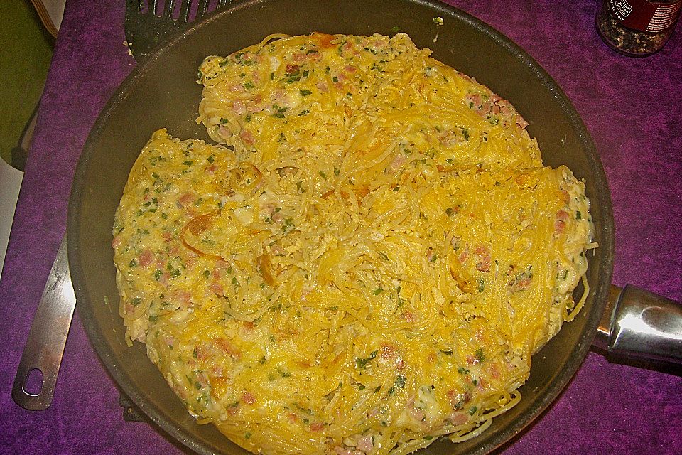 Spaghetti - Omelette mit Rucolasalat