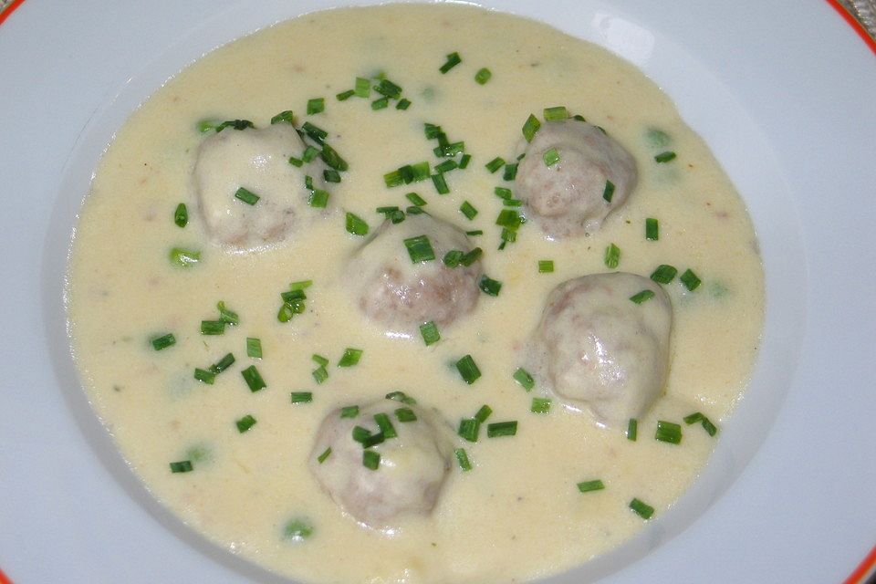 Käsesuppe mit Zwiebelmettklößchen