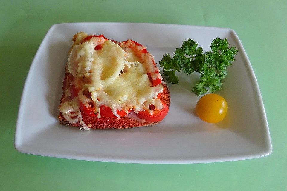 Tomatenbrot mit Käse überbacken