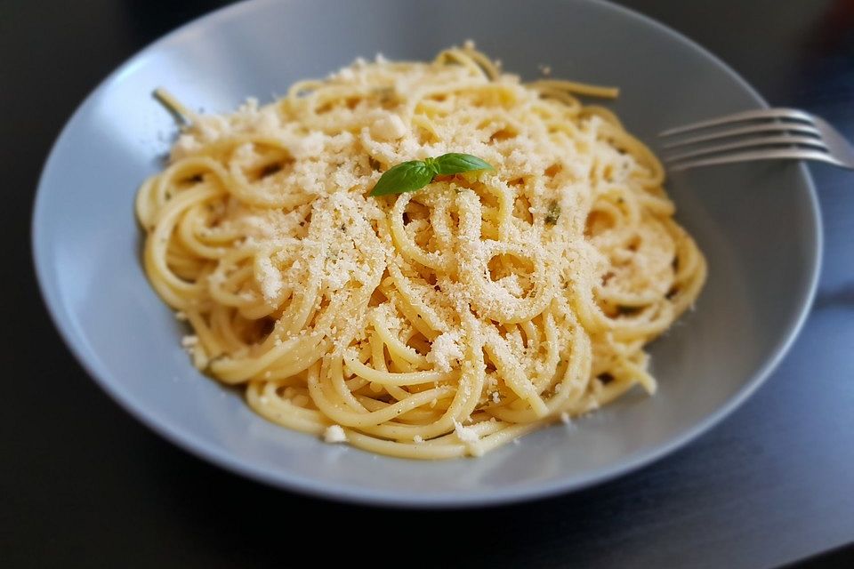 Pasta mit kalter Zitronensauce