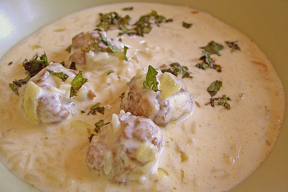 Joghurtsuppe mit Köfte