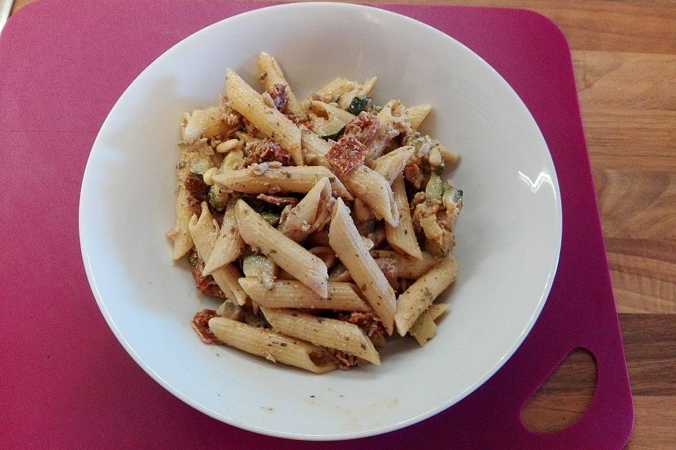 Nudelsalat mit getrockneten Tomaten