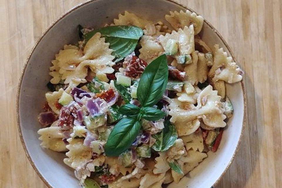 Nudelsalat mit getrockneten Tomaten