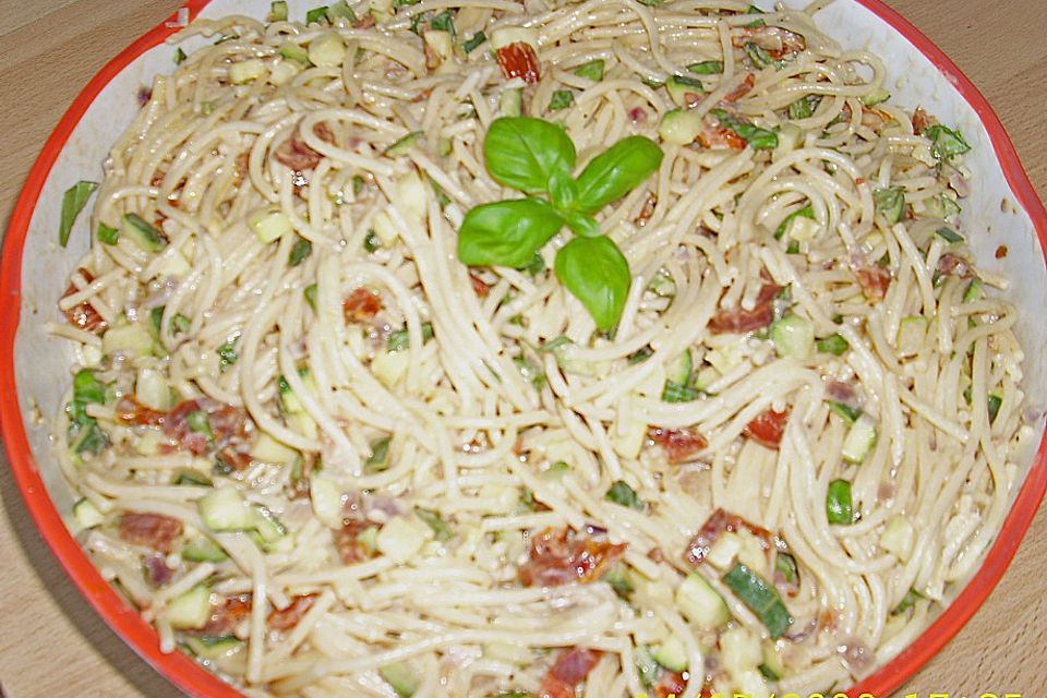 Nudelsalat mit getrockneten Tomaten